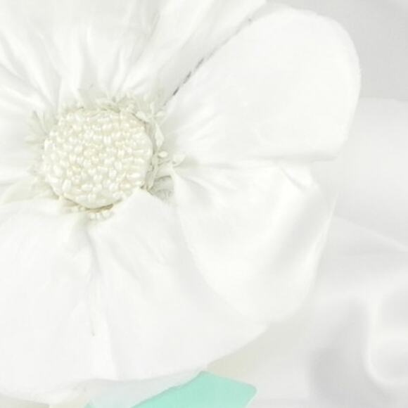 Jennifer Leigh Chloe White Hair Flower
